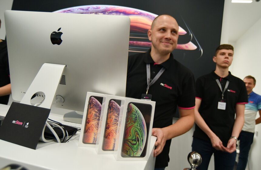 Некоторые пользователи в шутку решили подзаработать подобным образом, однако не у Re:Store, а в очереди в супермаркете. Например, один из юзеров начал продавать место в очереди в кассу "Ашана".