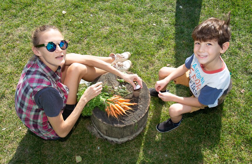 В течение лета юные огородники ухаживали за грядкой, собирали промежуточный урожай