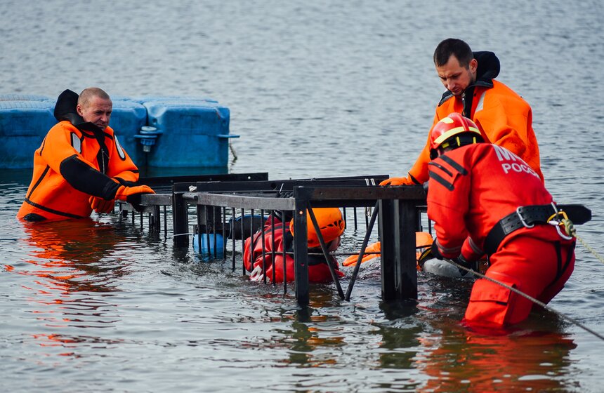 Представьте себе ситуацию, в которой после аварии автомобиль попал в воду и тонет. А ведь в автомобиле люди, которых нужно как можно быстрее спасти. Чем меньше воздуха в салоне, тем больше риск для водителя и пассажиров. Именно в этой ситуации так необходима помощь спасателей