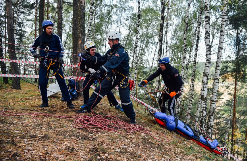 Все дистанции состояли из отдельных этапов, которые требовали от участников наиболее полного проявления физических, психологических и профессиональных качеств, мастерского владения навыками спасательных технологий