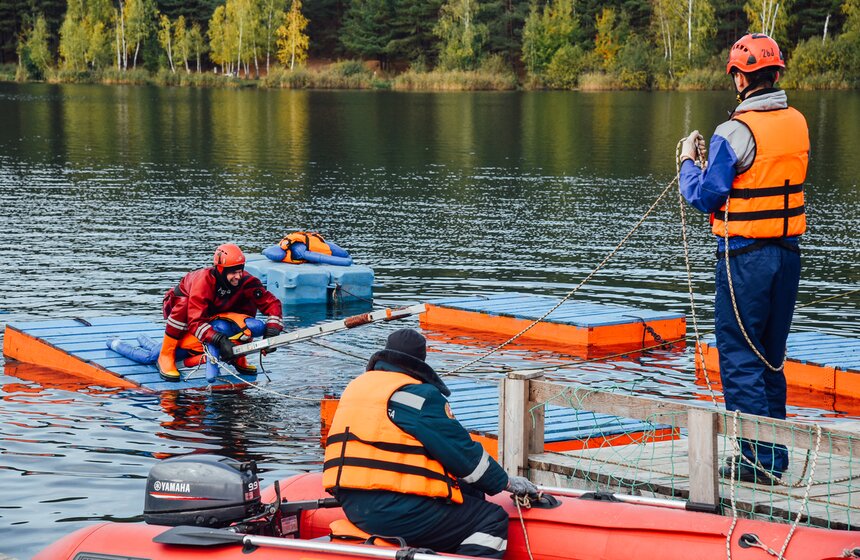 Зима в России такая длинная, особенно в северных регионах. Там нередки случаи, когда люди проваливаются под лед, например, на рыбалке или на прогулке по тонкому льду реки или озера. В таких случаях важно оказать своевременную помощь, зная все нюансы и сложности спасения людей на льду. Ведь спасая неумело, можно самому оказаться в ледяной воде, и помощь не оказать, и себя погубить