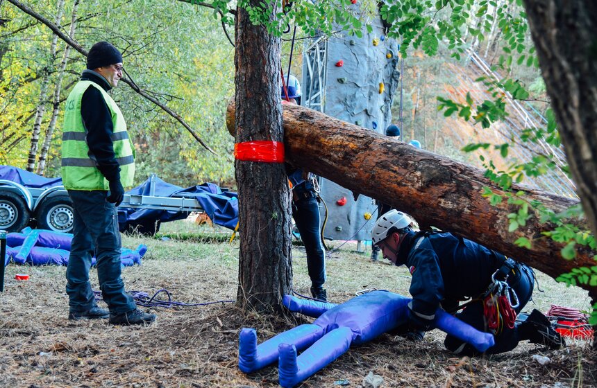 Необходимо владеть навыками не одной, а нескольких профессий: врача, водителя, водолаза, пожарного, верхолаза и не только