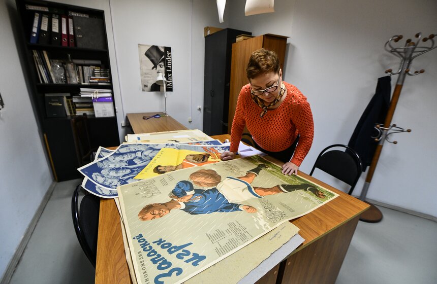 Помимо материалов на кинопленке здесь стали собирать и бумажные документы: плакаты, афиши, монтажные листы