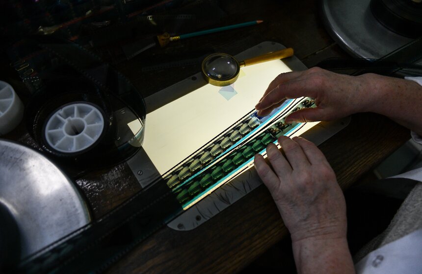 Специальные условия созданы в Госфильмофонде для самых ценных, но в буквальном смысле слова самых опасных киноматериалов — для пленок на нитрооснове, которую использовали в кинопроизводстве вплоть до 60-х годов