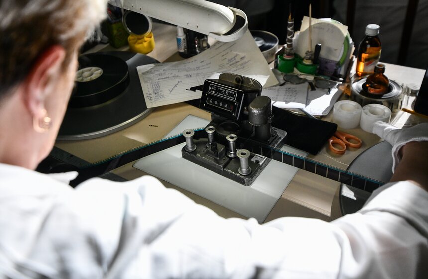 Госфильмофонд — не просто "склад" отечественного кинематографа, это и исследовательский центр для специалистов киноотрасли, и реставрационная лаборатория, возвращающая к жизни уникальные кинопленки, и творческая мастерская для режиссеров