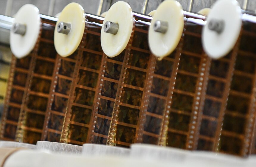 Одна копия фильма может занимать от семи до десяти коробок. При соблюдении условий кинопленка способна храниться до 500 лет