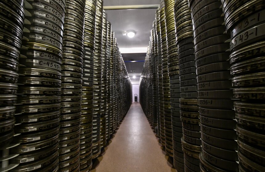 Фильмы Госфильмофонда хранятся в металлических коробках, в темных и холодных помещениях, при температуре ниже +10 ºC