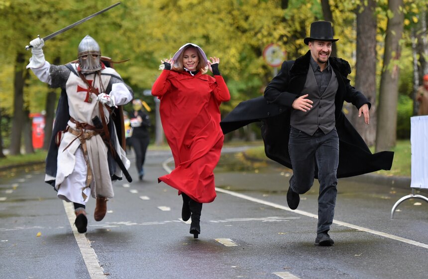 А можно было встретить жителей других эпох