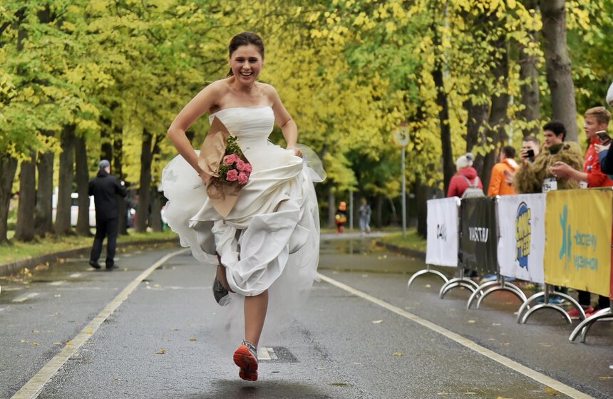 Запомнилась зрителям забега невеста в свадебном платье и с букетом