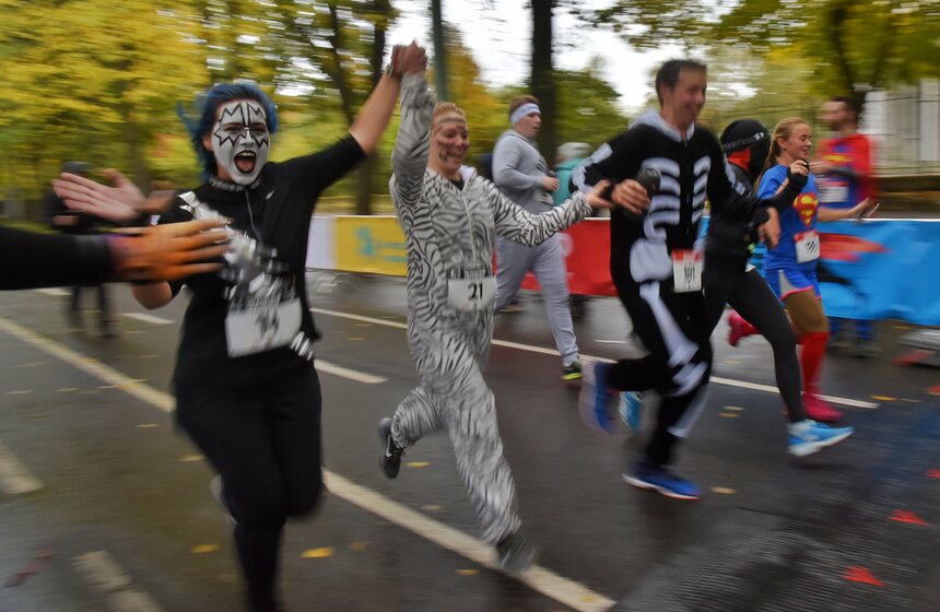 Преодолеть дистанцию также пытались Бэтмен, Супермен, Капитан Америка и зомби