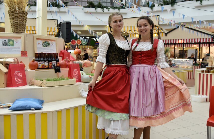 Присутствующих ожидает неповторимая атмосфера национального баварского праздника с сногсшибательными девушками в южногерманских нарядах