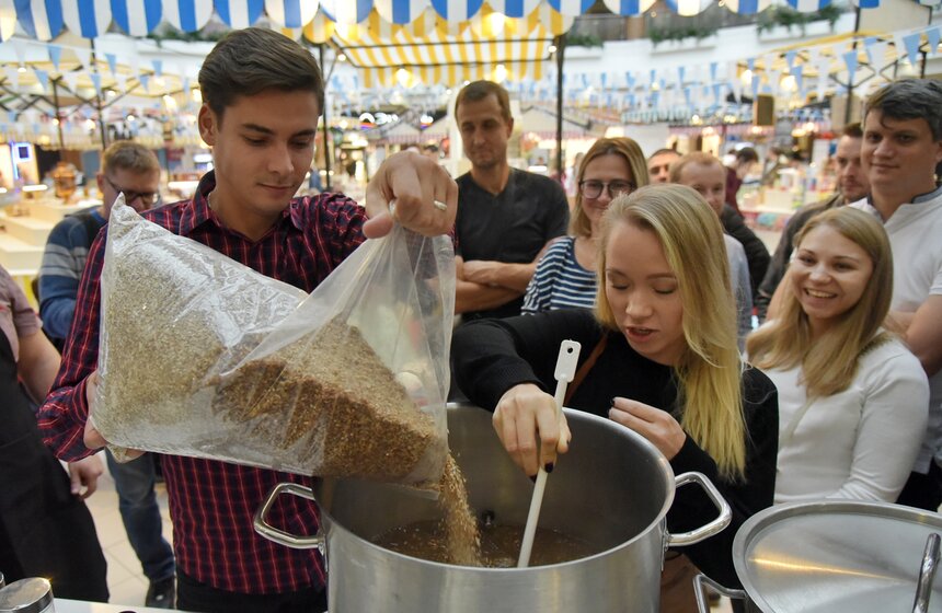 Посетители с удовольствием принимали участие в мастер-классах и познавали уроки мастерства по готовке еды для пива