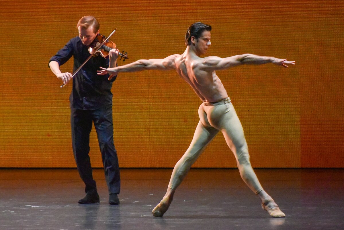 Московские дебюты. 1 мок дизайн костюма фото. Дессей. 1 мок показы. Московские дебюты.