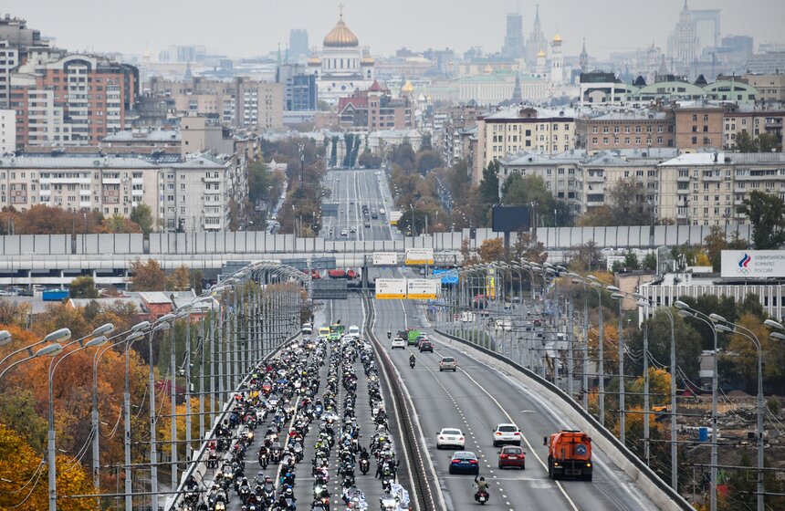 Свое мастерство показали пилотажная группа ГИБДД "Каскад" и мотоспортсмены в различных дисциплинах: мотофристайл, хард-эндуро, стантрайдинг