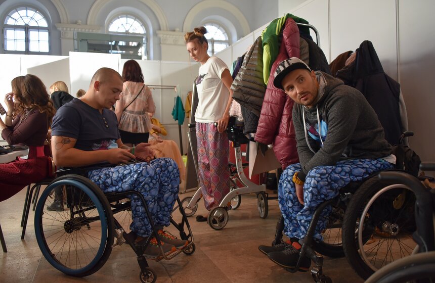 Почти каждый участник показа выходил на подиум впервые, и, несмотря на праздничное настроение, за кулисами было довольно волнительно.