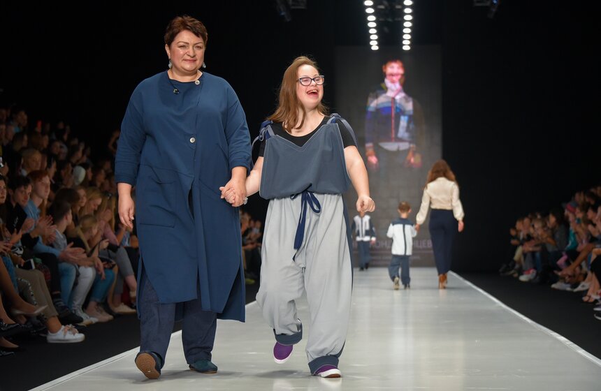 Выход каждой модели сопровождался громкими аплодисментами зрителей.