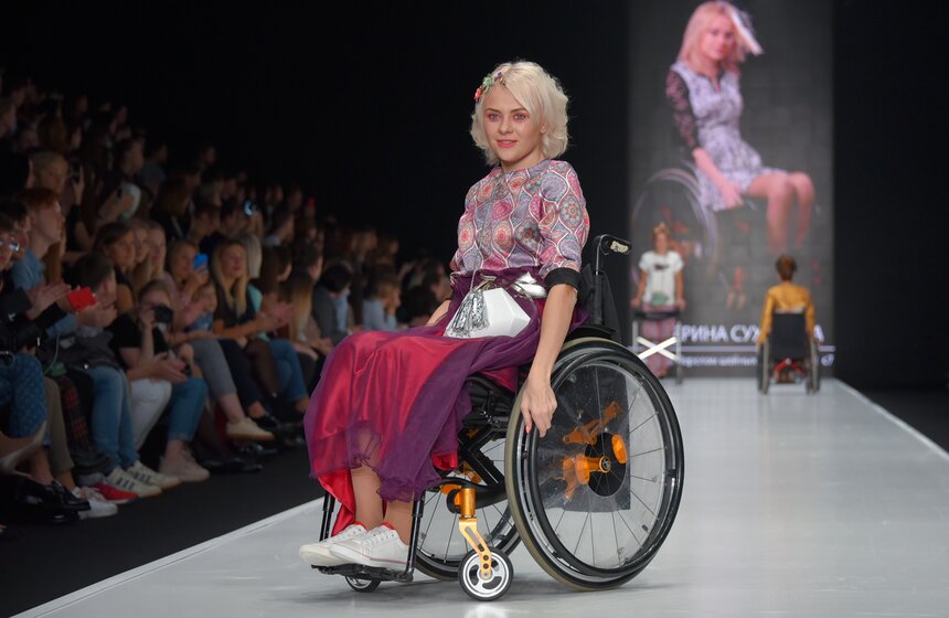 Красивые прически, макияж и шикарные костюмы невероятно преобразили всех героев во время показа.