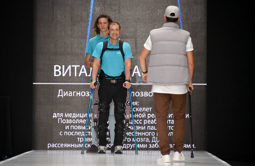 Медицинский экзоскелет российской компании "ЭкзоАтлет" предназначен для вертикального хождения пациентов с локомоторными нарушениями нижних конечностей. Он поможет людям, обездвиженным вследствие заболеваний опорно-двигательного аппарата и нервной системы, после перенесенных травм и операций. Виталий является пилотом этой разработки, и стал показывать стабильные результаты уже с первых тренировок, хотя до этого 10 лет не мог ходить. "Нужно работать над собой, ежедневная работа спасает от ненужных мыслей", - подбадривает других Виталий.