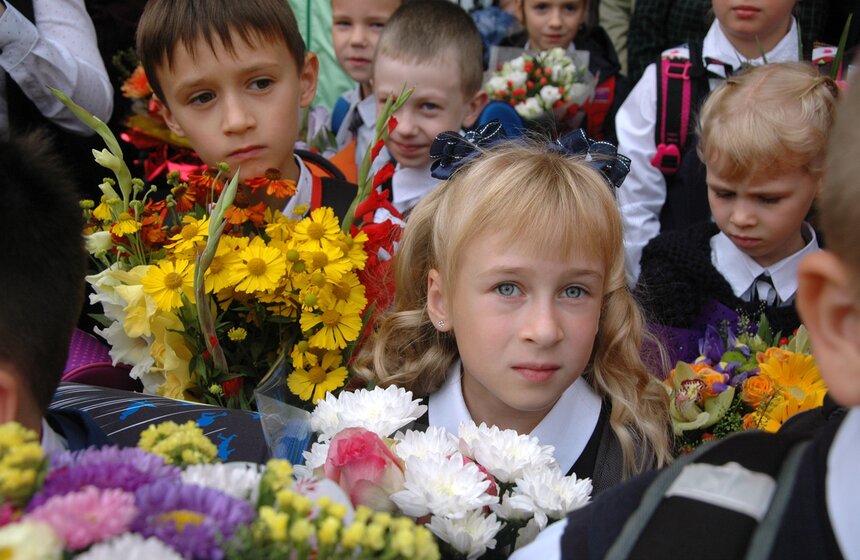 В последнее время во многих московских школах дети не дарят цветы учителям, все родители собирают деньги и покупают один большой подарок от всего класса. Деньги, которые удалось сэкономить, родители перечисляют в фонд помощи детям-инвалидам, в частности тем, кто не может попасть на линейку самостоятельно.