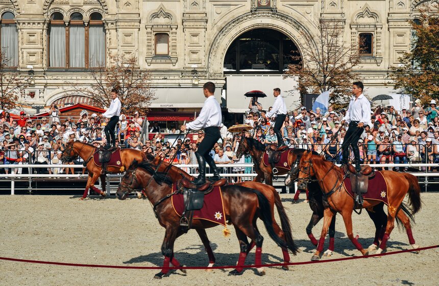 Они ценят, дорожат и бережно хранят традиции искусства верховой езды, приумножая и питая их своей энергией созидания