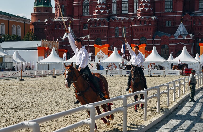 Всадники команды Кремлевской школы верховой езды отлично владеют различными видами традиционного казачьего оружия и приемами джигитовки