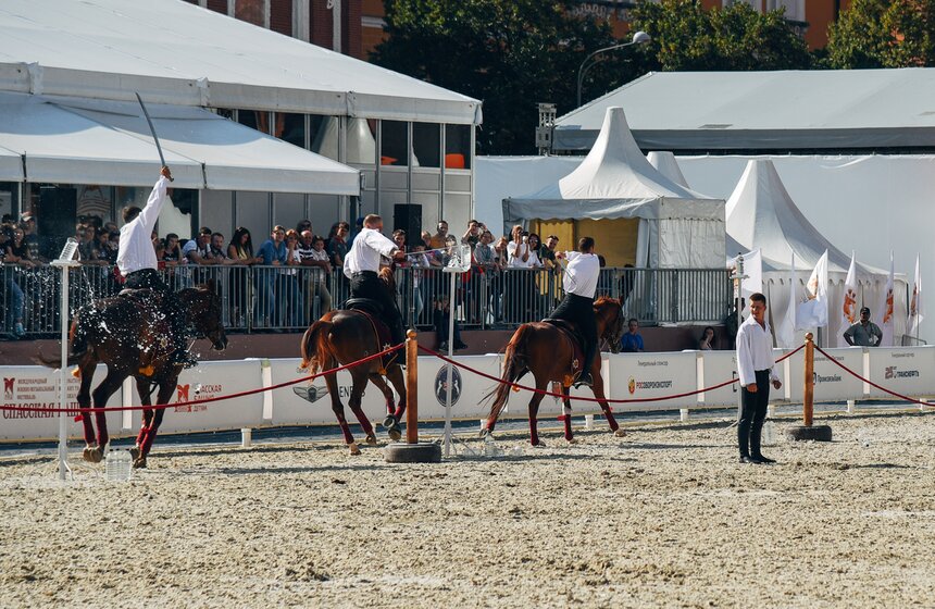 Кремлевскую школу верховой езды создали в 2006 году, ее жокеи – постоянные участники фестиваля "Спасская башня"