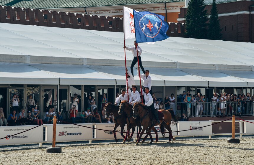 Всадники показывают свое умение управлять лошадью на всех аллюрах стоя на седле —  демонстрируют боевые элементы с использованием холодного оружия, выполняют перестроения, съезжаются в пары, выстраивают фигуры