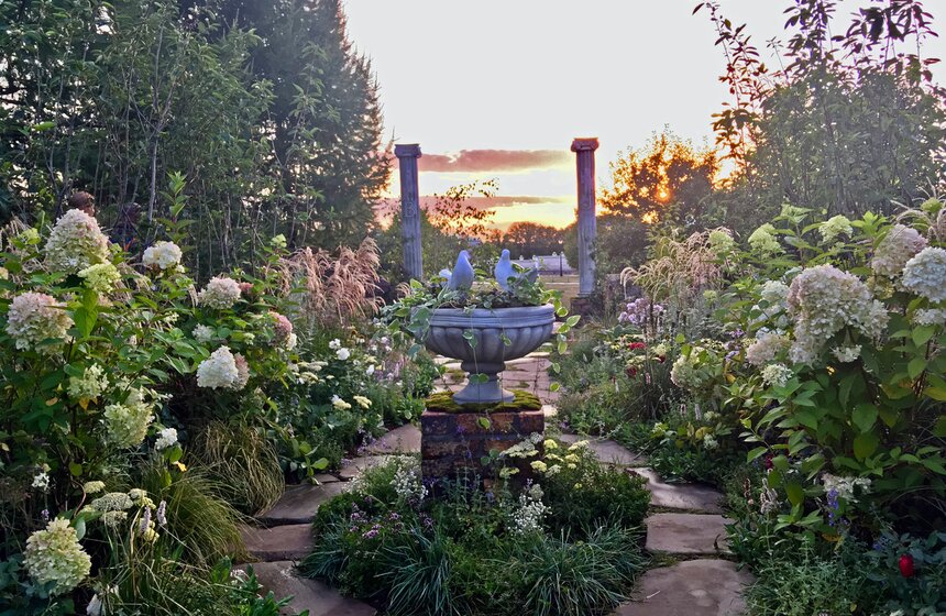 Mon Plaisir. Авторы – Олег Подстаницкий и Елена Романова: "Наш "мон плезир" – это образ русской усадьбы эпохи Просвещения, конца XVIII – начала XIX веков. И в этом образе воплощены и вкус, и предпочтения, и даже идеология ее владельца. Сад разделен на две части. С одной стороны располагаются два столба Храма Соломона – главный символ масонства, с другой – алтарь Венеры. Сочетание культа разума с культом чувственной эротики – вот главное, что занимало представителей той эпохи".