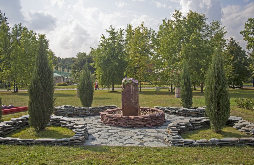 Sæd. Автор – Сергей Гаврильчик: "В противоположность саду, заполненному растениями, сад камней связан с идеей неизменности мира, устойчивости его фундаментальных основ. Камни, застывшие в особой картине, заставляют человека видеть ассоциативные образы, которые каждый понимает по-своему. Минимализм и простота камней порождают ощущение гармонии, вызывают настоящее эстетическое наслаждение. Конструкция подобных сооружений вызывает тягу к любованию природой, размышлению, уединению, отстранению от мирской суеты и повседневных проблем".