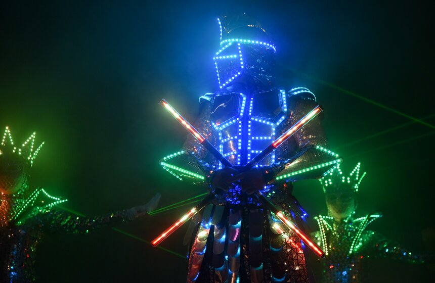 Современная Москва, мегаполис последнего десятилетия предстала перед зрителями новыми парками, станциями метро, креативными пространствами, стадионами