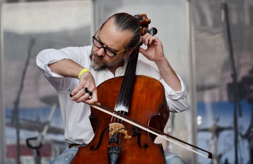 Дениис Калинский из ансамбля 4’33" играет на виолончели