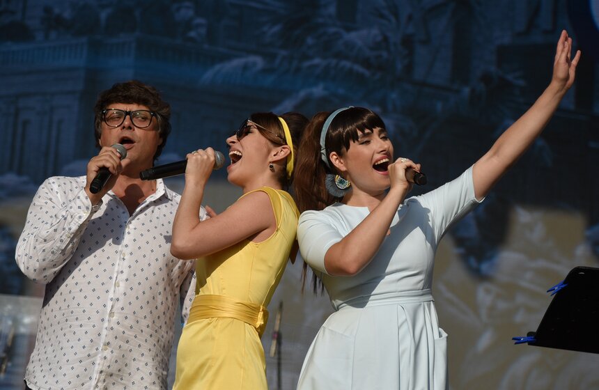 Артисты исполнили знаменитые песни из старых кинофильмов