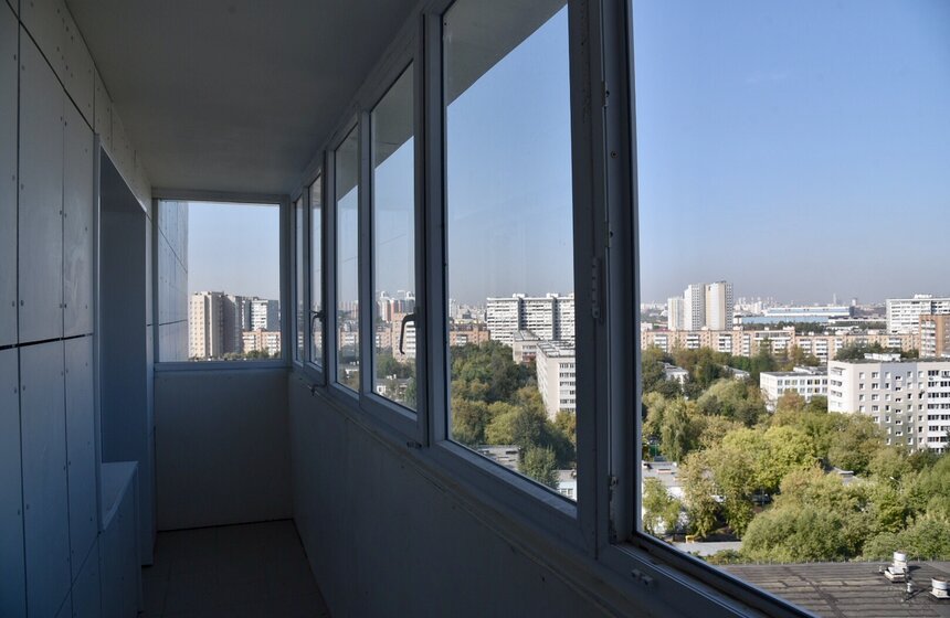 Вместо балконов жильцы нового дома получили утепленные лоджии с пластиковыми стеклопакетами. А для жителей верхних этажей бонус – отличный вид на район!