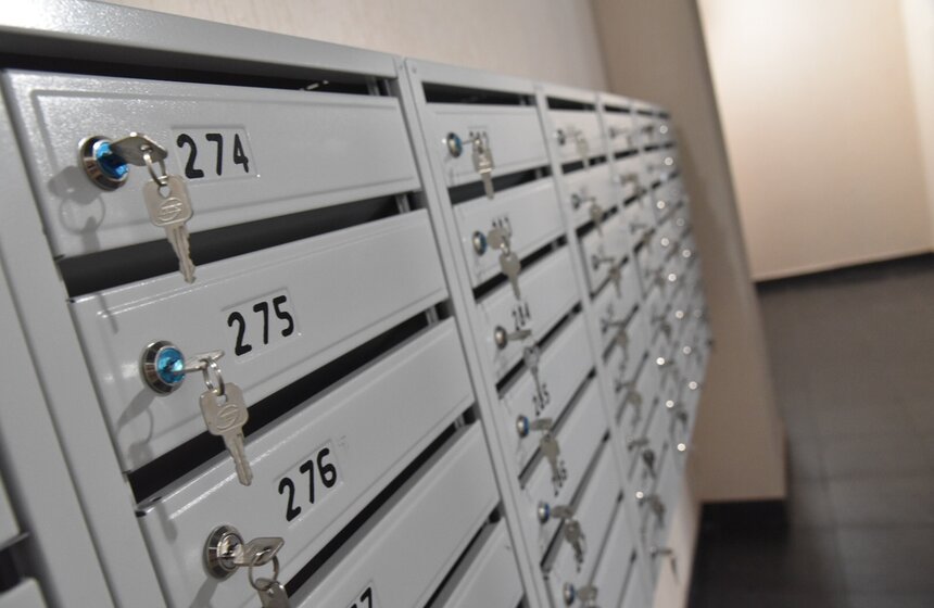 Почтовые ящики уже готовы принять первую корреспонденцию новых жильцов.