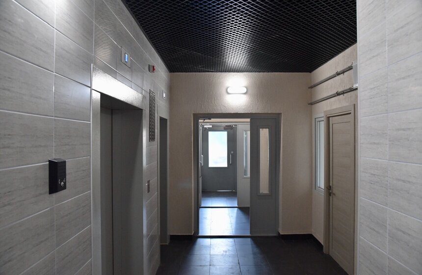 Сами подъезды просторные, удобные и светлые. А благодаря двум тамбурам на площадке возле лифтов всегда будет тепло, даже в самые сильные морозы.