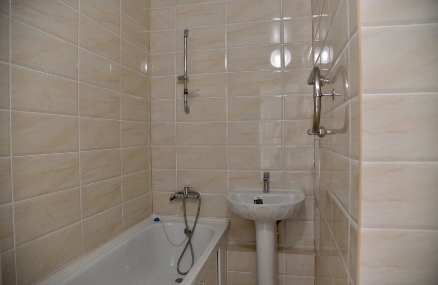 Санузлы полностью выложены плиткой. Установлена удобная ванна, раковина и есть даже полотенцесушитель. Единственное, что нужно будет докупить новым собственникам – это карниз для шторки.