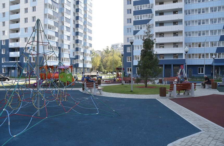 Во дворе создано удобное общественное пространство: газоны, деревья, лавочки с урнами. И отличная игровая площадка с противотравматичным покрытием для безопасных игр.