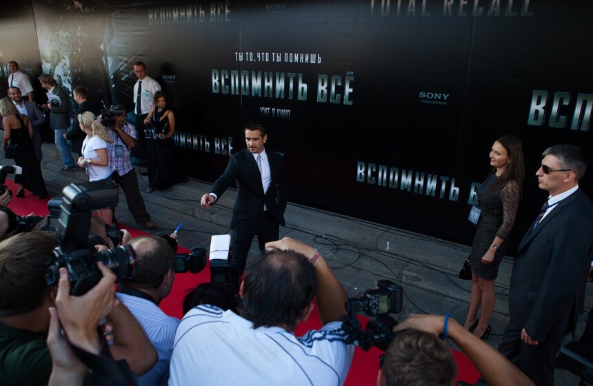 Колин Фаррелл на премьере фильма "Вспомнить все" 9 фото