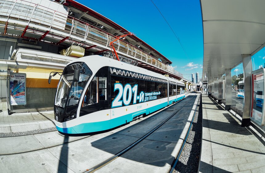 Заместитель главного инженера "Мосгортранс" Сергей Матвеев отметил, что город продолжит закупать электротранспорт. К 2024 году власти планируют на 100% обновить подвижной состав московских трамваев.