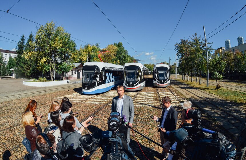 200 "Витязей" прекрасных. В столицу привезли новые низкопольные трамваи 7 фото