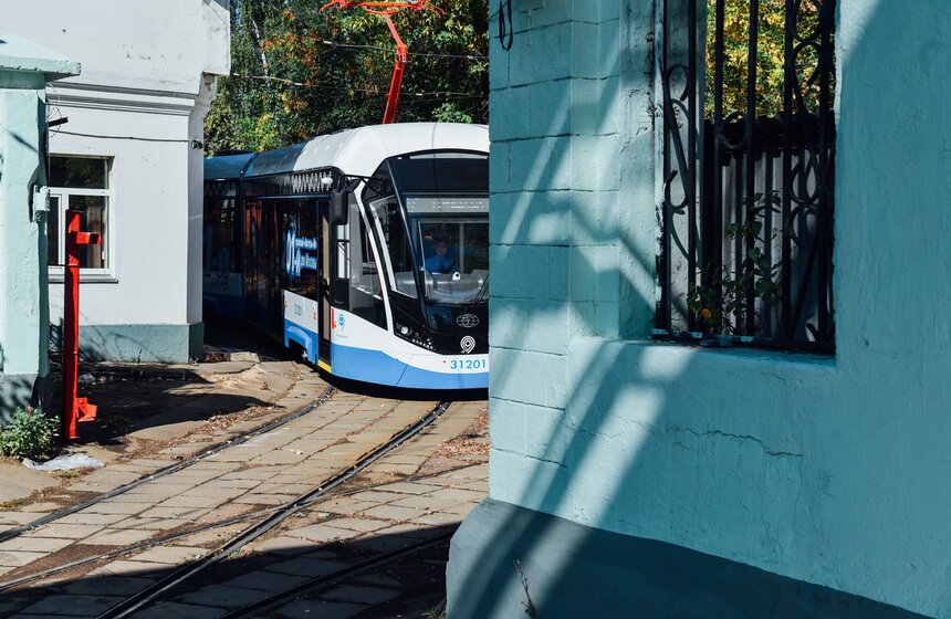 200 "Витязей" прекрасных. В столицу привезли новые низкопольные трамваи 11 фото