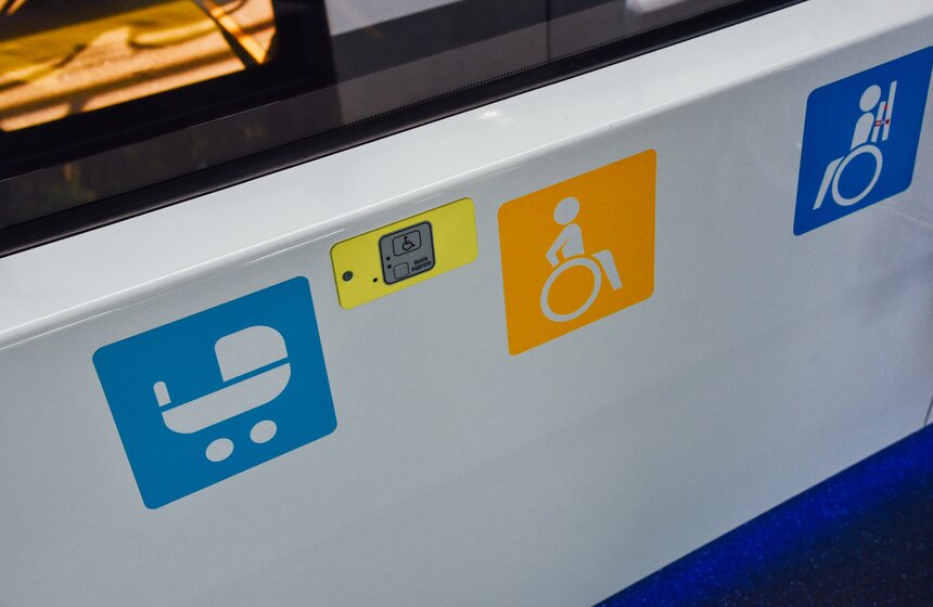 Подвижной состав оборудован системой климат-контроля, спутниковой навигацией, камерами видеонаблюдения, бесплатным Wi-Fi и USB-разъемами для зарядки мобильных устройств.