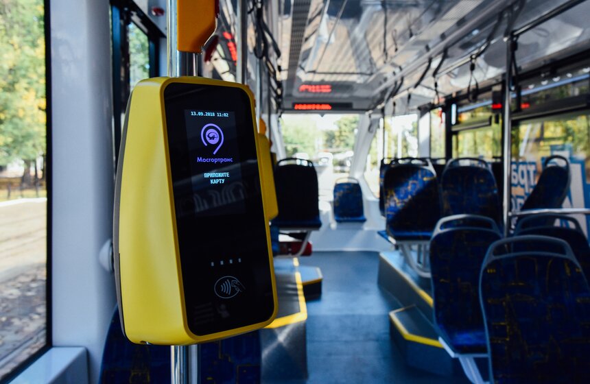 Каждый вагон вмещает в себя более 200 человек.