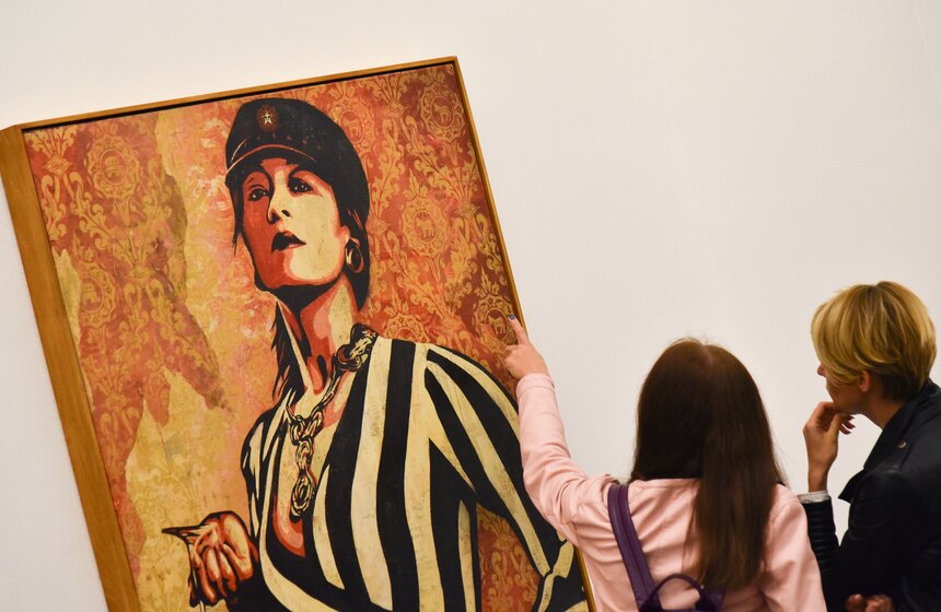 Выбранный художественный язык помогает создать лаконичное изображение, доступное для понимания широкими массами