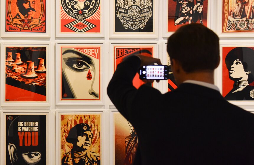 Шепард живет и работает по принципу "делать добро и реагировать на зло", стремясь с помощью традиций графического дизайна "уловить нечто универсальное и вечное, но одновременно актуальное в момент кризиса и необходимости"