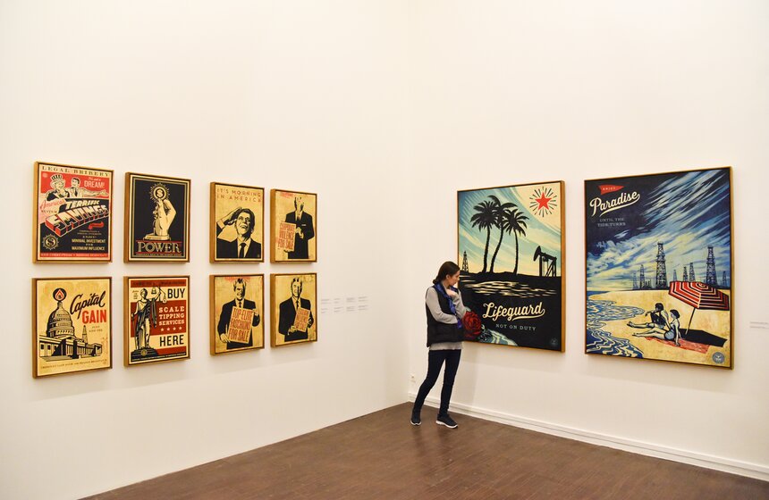 Философия DIY в среде скейтбордистов и панков, а именно к их среде относит себя Шепард, исключает зависимость от общепринятых норм, манифестируя полную свободу самовыражения