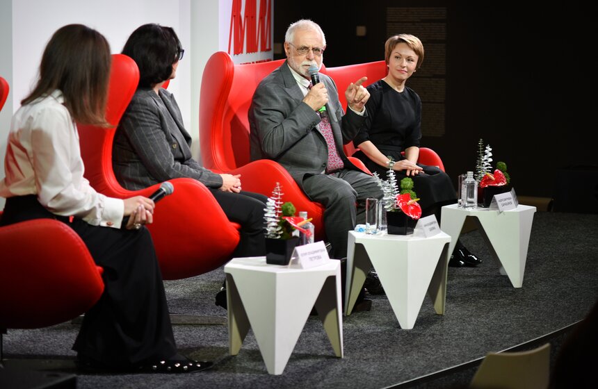 В Москве открылась выставка "Авангард: на телеге в XXI век" 17 фото