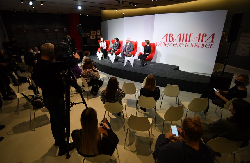 В Москве открылась выставка "Авангард: на телеге в XXI век" 9 фото