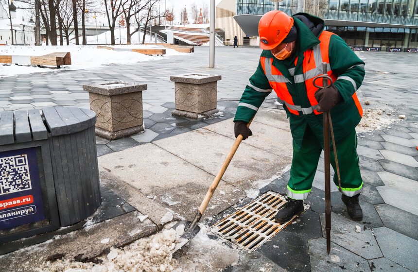 Ливневки в Москве очищают от наледи для пропуска талой воды 18 фото