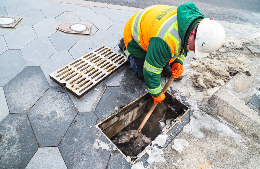 Ливневки в Москве очищают от наледи для пропуска талой воды 16 фото